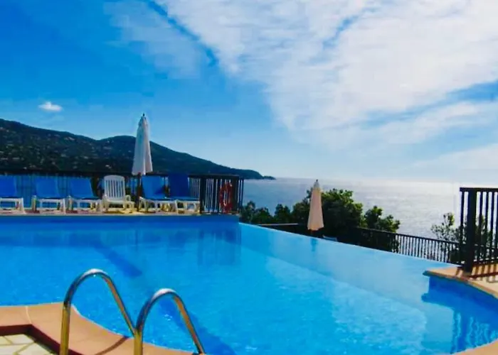 Mazet « Domaine De La Pinede » * Le Lavandou